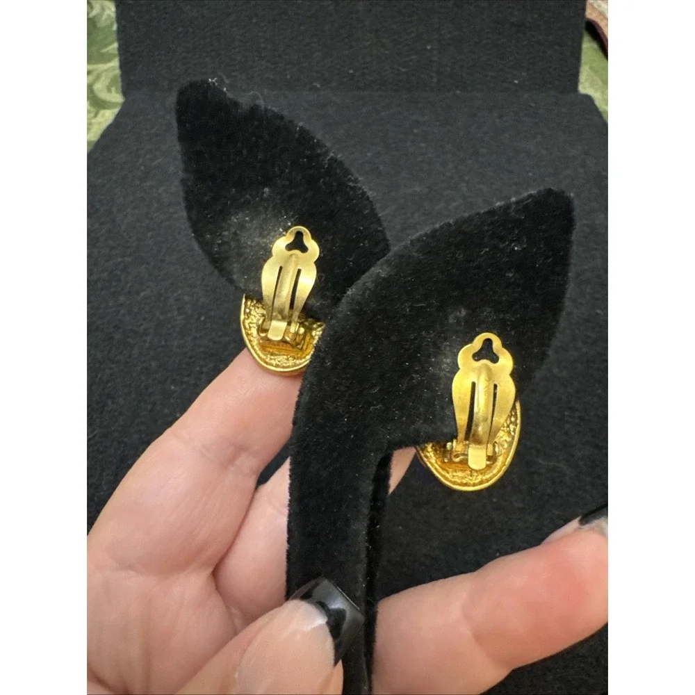 1980s Karl Lagerfeld-era Chanel, Collection 26 Gold Tone Clip On Earrings France